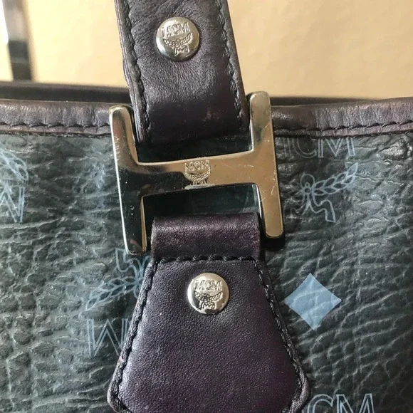 MCM Lion Princess Tote - Picture 4 of 12